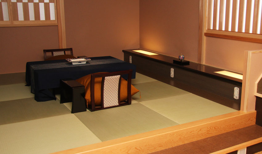 Номера в главном здании「Номер люкс Ивато」 Номер, оформленный в смешанном японско-европейском стиле с кипарисовой ванной